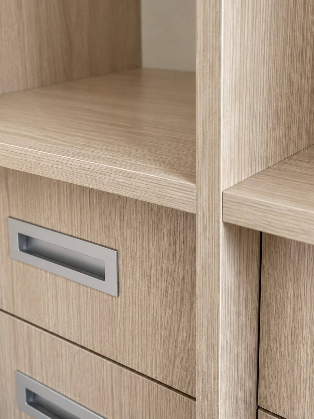 Veta de un mueble en roble claro con manijas embutidas.