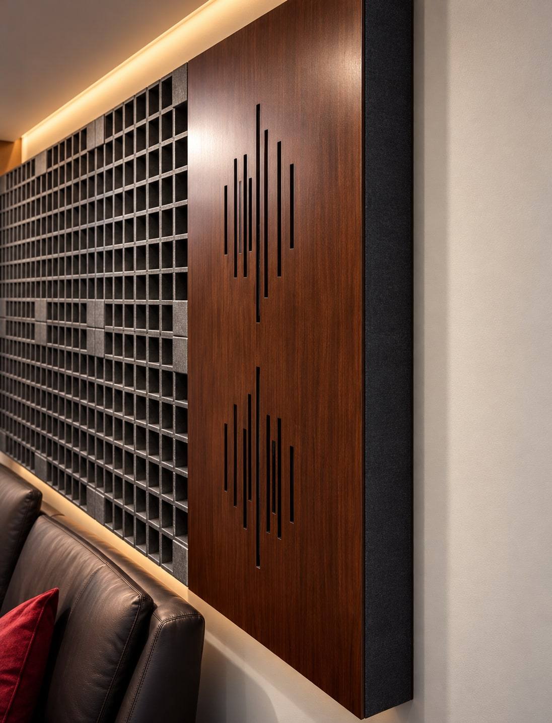 Panel acústico en madera con ranuras, junto a un muro difusor.