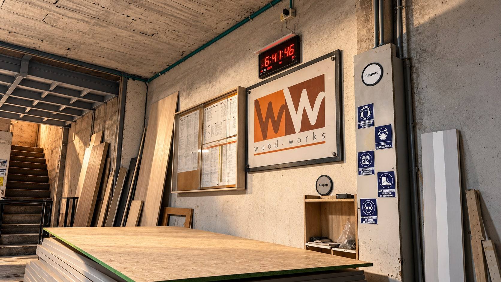 Rincón del taller con tableros de madera y el letrero de WW.
